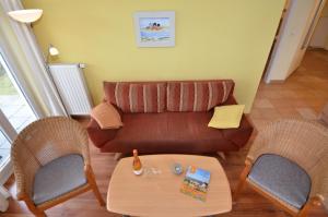 オストゼーバート・ゼリンにあるVilla Seerose - Appartement 14のリビングルーム(ソファ、椅子2脚付)