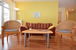 オストゼーバート・ゼリンにあるVilla Seerose - Appartement 14のリビングルーム(ソファ、テーブル、椅子付)