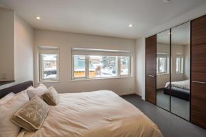 En eller flere senge i et værelse på Echoland Apartments