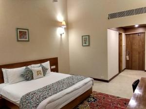 um quarto de hotel com uma cama e uma mesa em Welcomhotel by ITC Hotels, Kences Palm Beach, Mamallapuram em Mahabalipuram