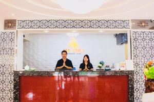 فندق مافريك راتشادا في بانكوك: رجل وامرأة يقفان عند البار