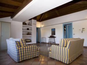 a living room with two chairs and a table at All'Ombra del Palmeto in Taranto