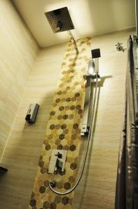 Valya Hotel, Ipoh في ايبوه: حمام مع دش مع أرضية من البلاط