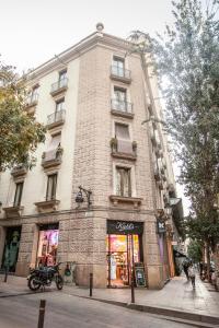 - un grand bâtiment en briques dans une rue de la ville dans l'établissement BCNGOTIC 22, à Barcelone