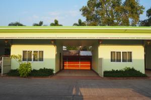 ein gelbes und orangefarbenes Haus mit Garage in der Unterkunft 555 Resort in Udon Thani