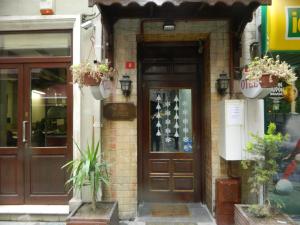 uma porta de um edifício com plantas em frente em Hotel Hoyuk em Istambul