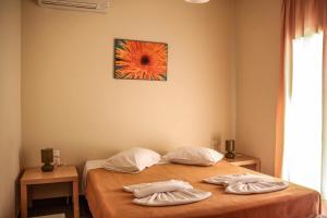 Argo Apartments Rethymno في مدينة ريثيمنو: غرفة نوم عليها سرير ووسادتين