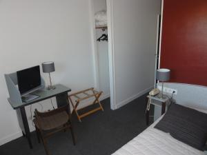 TV i/ili multimedijalni sistem u objektu Hotel La Longue Vue