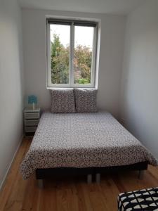 Ce lit se trouve dans un dortoir doté d'une fenêtre. dans l'établissement Appart Lille Centre, à Lille