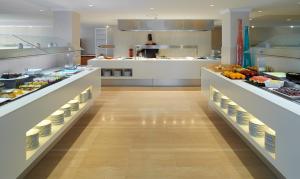 
a kitchen filled with lots of counter top space at Hipotels Mercedes Aparthotel in Cala Millor
