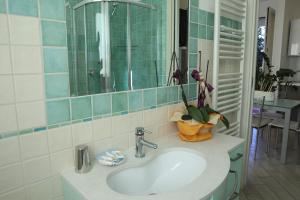 un bagno con lavandino e specchio di Camera & Caffè Cenni a Lido di Classe