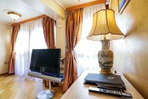 TV a/nebo společenská místnost v ubytování Arbia Dorka Heritage Palace