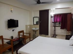 Gulta vai gultas numurā naktsmītnē Hotel Sorrento Guest house Anna Nagar East Metro Shenoy Nagar metro budget monthly daily rooms