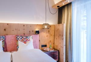 Letto o letti in una camera di "Quality Hosts Arlberg" Hotel zur Pfeffermühle