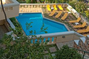 Вид на бассейн в Villiana Holiday Apartments или окрестностях