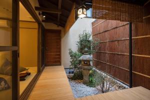 d'une cour avec une bouche d'incendie dans une maison dans l'établissement Fujinoma Machiya House, à Kyoto