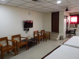 Телевизор и/или развлекательный центр в Hotel Sorrento Guest house Anna Nagar East Metro Shenoy Nagar metro budget monthly daily rooms