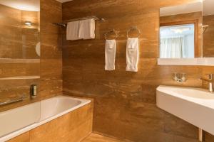 La salle de bains est pourvue d'une baignoire et d'un lavabo. dans l'établissement Hotel Appenzell, à Appenzell