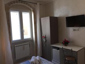 ガリポリにあるB&B Cuore di Gallipoliの窓、デスク、椅子が備わるベッドルーム1室が備わります。