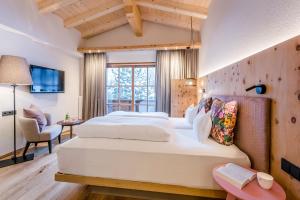 Letto o letti in una camera di "Quality Hosts Arlberg" Hotel zur Pfeffermühle