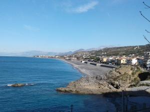 une vue d'une plage avec des maisons et l'océan dans l'établissement A Casa Di Luca, à Diamante