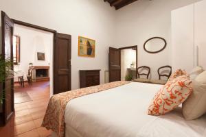 ローマにあるThe Piccolo Apartmentのベッドルーム(大型ベッド1台付)、リビングルームが備わります。