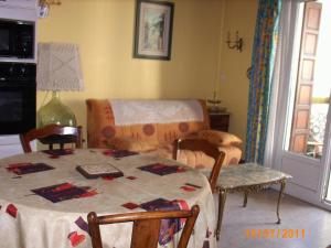 ein Wohnzimmer mit einem Tisch und einem Sofa in der Unterkunft Vaqué Les Angles in Les Angles