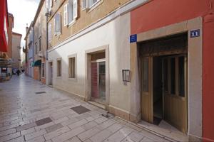 una calle vacía en una ciudad con edificios en Apartment Esperanca - Zadar, en Zadar