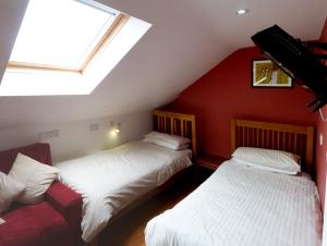 AbercastleにあるTy Carreg Sampsonの赤い壁のドミトリールーム ベッド2台