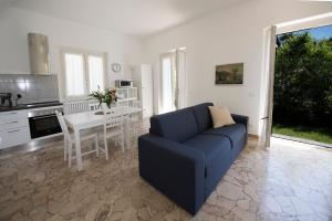 a living room with a blue couch and a table at Vitali Apartment JR in Bellagio