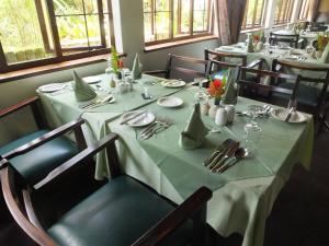 Ein Restaurant oder anderes Speiselokal in der Unterkunft Karula Hotel 