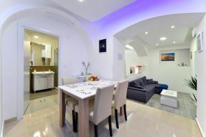kuchnia i salon ze stołem i kanapą w obiekcie Apartment Frenki- Tkalčićeva -self check in-free parking w Zagrzebiu