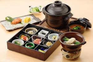 - un plateau de nourriture avec un pot et quelques sushis dans l'établissement Yokohama Minatomirai Manyo Club, à Yokohama