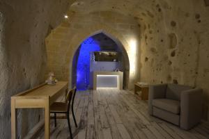 ein Wohnzimmer mit einem Tisch und einem Kühlschrank in der Unterkunft B&B Al Convento in Matera