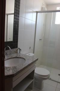 y baño con lavabo, aseo y ducha. en Casa da Madeira Home Service, en Caldas Novas