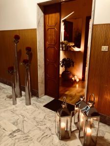 サレルノにあるCorso 126 Guest House Salernoの大理石フロアのロビーとバラの花瓶2本