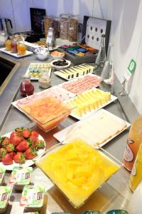 ein Buffet mit vielen verschiedenen Speisen auf der Theke in der Unterkunft Mercure Paris Malakoff Parc des Expositions in Malakoff