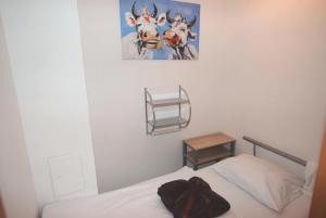 シュトゥットガルトにあるApartment Stuttgart Münsterのベッドルーム1室(ベッド1台付)が備わります。壁に牛の写真が飾られています。