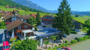 une vue aérienne sur une maison dans une montagne dans l'établissement Apartments Chalet Wirz Travel, à Sarnen