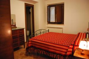 ロッカラーゾにあるLa Casa dei Nonniのベッドルーム1室(ベッド1台、ドレッサー、窓付)