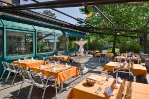 ein Restaurant mit Tischen, Stühlen und einem Brunnen in der Unterkunft Martinshof in Zuchwil