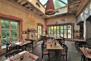 un ristorante con tavoli e sedie in una stanza di Martinshof a Zuchwil