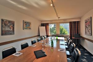 una sala de conferencias con una gran mesa de madera y sillas en Martinshof en Zuchwil