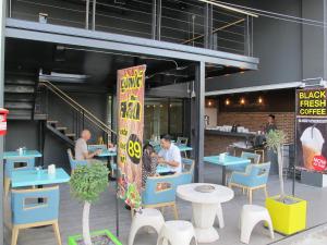 grupa ludzi siedząca przy stołach w restauracji w obiekcie Suvarnabhumi Oriental Resort w Lat Krabang
