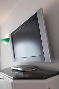 Televiisor ja/või meelelahutuskeskus majutusasutuses Hotel Approach