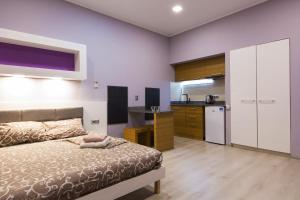 Ένα ή περισσότερα κρεβάτια σε δωμάτιο στο Pushkinskaya Apartments