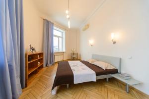 キーウにあるApartments on Khreschatyk 27の大きなベッドと窓のある寝室
