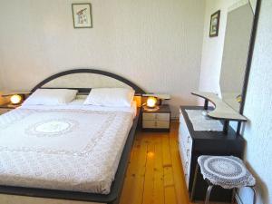 una camera con letto e scrivania con lampada di Apartments Milica 961 a Medulin
