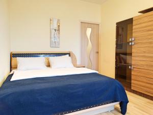 トゥーラにあるInndays on Miheeva 19-202のベッドルーム1室(青い毛布付きのベッド1台付)