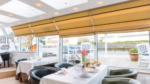 Restoran või mõni muu söögikoht majutusasutuses Hotel Approach
